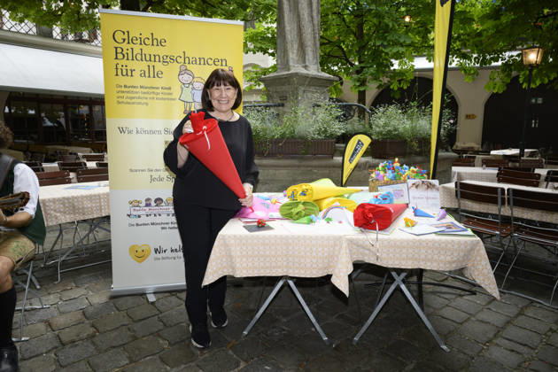 Petra Reiter, Patron and Board Member: Official kickoff of the school bag collection drive for the Bunte Münchner Kindl at the Hofbräuhaus, Munich, September 7, 2026