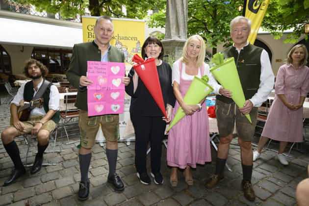 From left: Tobias Ranzinger, Petra Reiter, Barbara Wolfgang Sperger, Hofbräuhaus proprietors. Official kickoff of the school bag collection drive for the Bunte Münchner Kindl at the Hofbräuhaus, Munich, September 7, 2026