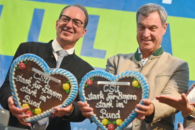 Markus SOEDER, Minister-President of Bavaria and CSU Chairman, and Federal Minister of the Interior Alexander DOBRINDT each receive a large gingerbread heart at the conclusion of the event. Political Gillamoos on September 7, 2026, in Abensberg,