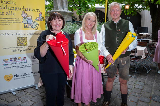 Munich, press conference in the garden of the Munich Hofbräuhaus regarding the Bunte Münchner Kindl campaign; from left: Petra Reiter, Barbara and Wolfgang Sperger, the Hofbräuhaus owners
