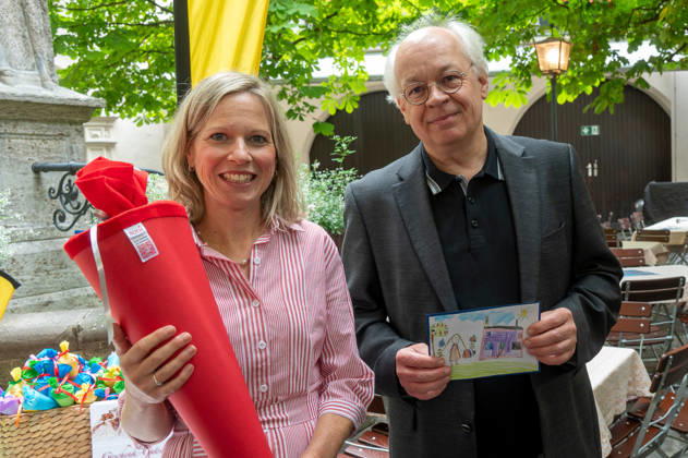 Munich: Press conference in the garden of the Munich Hofbräuhaus regarding the Colorful Munich Kids campaign. Vice Principal Julia Reiter and Principal Dr. Michael Holderlein from the comprehensive school in Berg am Laim are very pleased with this campaign.