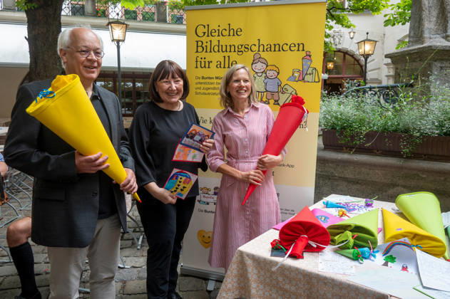 Munich, press conference in the garden of the Munich Hofbräuhaus regarding the Bunte Muenchner Kindl campaign; from left: Dr. Michael Hoderlein, Director; Petra Reiter, Schimrherrin; Julia Reiter, proofreader
