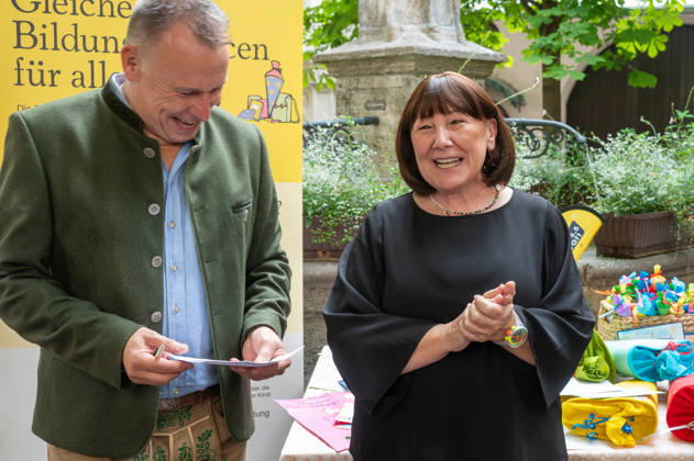 Munich, press conference in the garden of the Munich Hofbräuhaus for the Bunte Muenchner Kindl campaign, featuring Tobias Ranzinger and Petra Reiter, the event’s patron