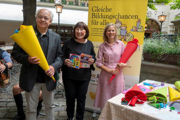 Munich, press conference in the garden of the Munich Hofbräuhaus regarding the Bunte Muenchner Kindl campaign: Dr. Michael Hoderlein, school principal; Petra Reiter, patron; Julia Reiter, proofreader