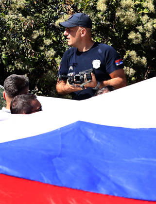 07.09.2026 Beograd Belgrade(Serbia) Politics Army war Life Funeral of Ratko Mladic ex general Republic of Srpska army during Bosnian war 1992-1995.Incident sa dronom Drone incident Policajac sa dronom koji pao na kolonu ljudi preko zastave A policeman with a drone that fell on a line of people over a flag.