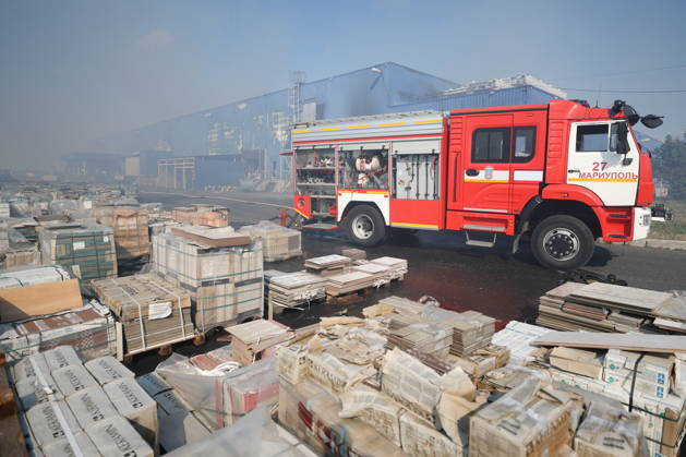 RUSSIA, MARIUPOL - SEPTEMBER 7, 2026: A fire engine is seen outside the Galaktika shopping centre damaged in a Ukrainain drone attack. Dmitry Yagodkin TASS  97290976