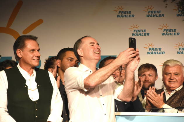 Peter Schoeniger, Weinstadl Innkeeper; Hubert Aiwanger, State and Federal Chairman of the FREIE WÄHLER; Abendsberg, September 7, 2026; Political morning beer gathering at the Gillamoos; Freie Wähler at the Weissbierstadl; Photo: Abendsberg