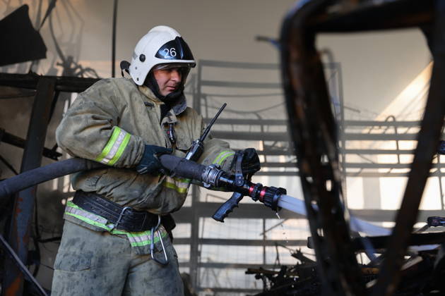 RUSSIA, MARIUPOL - SEPTEMBER 7, 2026: A Russia s Emergencies Ministry employee responds to a fire caused by a Ukrainian drone strike on the Galaktika shopping centre. Dmitry Yagodkin TASS  97290938