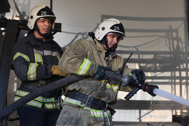 RUSSIA, MARIUPOL - SEPTEMBER 7, 2026: Russia s Emergencies Ministry employees respond to a fire caused by a Ukrainian drone strike on the Galaktika shopping centre. Dmitry Yagodkin TASS  97290942