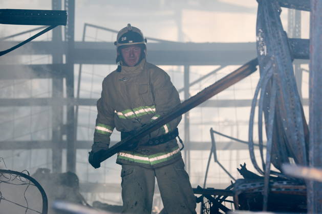 RUSSIA, MARIUPOL - SEPTEMBER 7, 2026: A Russia s Emergencies Ministry employee responds to a fire caused by a Ukrainian drone strike on the Galaktika shopping centre. Dmitry Yagodkin TASS  97290984