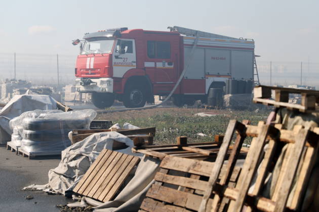 RUSSIA, MARIUPOL - SEPTEMBER 7, 2026: A fire engine is seen outside the Galaktika shopping centre damaged in a Ukrainain drone attack Mariupol Russia  - ZUMAt113 20260907_zaa_t113_195 Copyright: xDmitryxYagodkinx