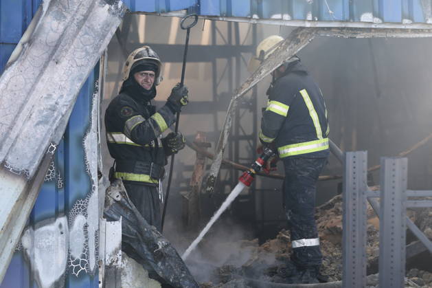RUSSIA, MARIUPOL - SEPTEMBER 7, 2026: Russia s Emergencies Ministry employees respond to a fire caused by a Ukrainian drone strike on the Galaktika shopping centre Mariupol Russia  - ZUMAt113 20260907_zaa_t113_203 Copyright: xDmitryxYagodkinx