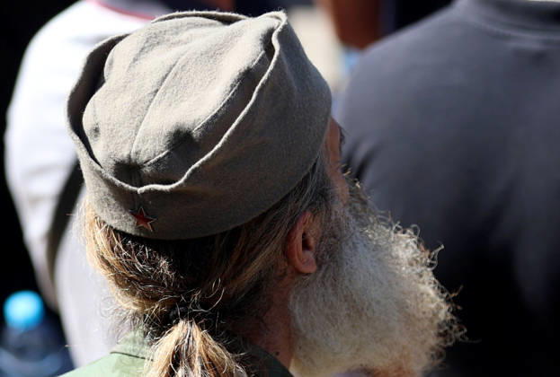 07.09.2026 Beograd Belgrade(Serbia) Politics Army war Life Funeral of Ratko Mladic ex general Republic of Srpska army during Bosnian war 1992-1995. Man with controversial hat cap petokakraka five-pointed star communist Partizan symbol
