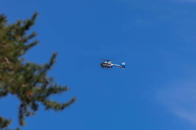 Verdächtiger Mann an Umspannwerk in Wuppertal-Ronsdorf entdeckt Aufmerksamen Zeugen fiel am Montagmorgen (07.09.2026) gegen 10:50 Uhr ein Mann mit Rucksack auf, welcher sich an einem Umspannwerk an der Lüttringhauser Straße in Wuppertal-Ronsdorf verdächtig verhielt. Nachdem er auf die Zeugen aufmerksam wurde, flüchtete er in ein angrenzendes Waldgebiet auf Remscheider Stadtgebiet, die Polizei löste aufgrund der aktuell angespannten Lage umgehend Großalarm aus. Kräfte aus Wuppertal und Remscheid umstellten das Waldgebiet und forderten weitere Kräfte zur Unterstützung an, daher kam auch eine Einsatzhundertschaft aus Dortmund zum Einsatz um den Wald zu durchsuchen. Neben zwei Polizeihubschraubern kam auch eine Drohne der Polizei zu