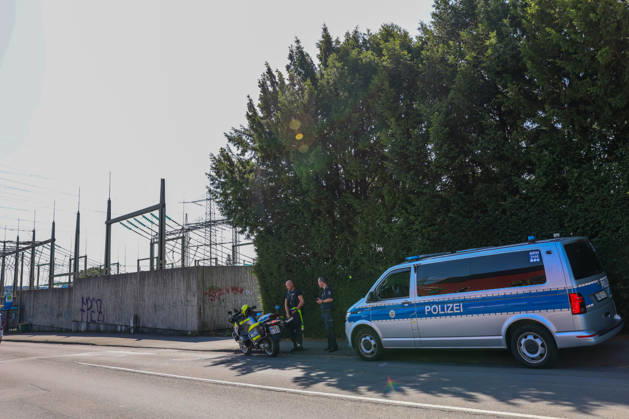 Verdächtiger Mann an Umspannwerk in Wuppertal-Ronsdorf entdeckt Aufmerksamen Zeugen fiel am Montagmorgen (07.09.2026) gegen 10:50 Uhr ein Mann mit Rucksack auf, welcher sich an einem Umspannwerk an der Lüttringhauser Straße in Wuppertal-Ronsdorf verdächtig verhielt. Nachdem er auf die Zeugen aufmerksam wurde, flüchtete er in ein angrenzendes Waldgebiet auf Remscheider Stadtgebiet, die Polizei löste aufgrund der aktuell angespannten Lage umgehend Großalarm aus. Kräfte aus Wuppertal und Remscheid umstellten das Waldgebiet und forderten weitere Kräfte zur Unterstützung an, daher kam auch eine Einsatzhundertschaft aus Dortmund zum Einsatz um den Wald zu durchsuchen. Neben zwei Polizeihubschraubern kam auch eine Drohne der Polizei zu
