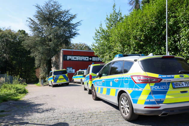 Verdächtiger Mann an Umspannwerk in Wuppertal-Ronsdorf entdeckt Aufmerksamen Zeugen fiel am Montagmorgen (07.09.2026) gegen 10:50 Uhr ein Mann mit Rucksack auf, welcher sich an einem Umspannwerk an der Lüttringhauser Straße in Wuppertal-Ronsdorf verdächtig verhielt. Nachdem er auf die Zeugen aufmerksam wurde, flüchtete er in ein angrenzendes Waldgebiet auf Remscheider Stadtgebiet, die Polizei löste aufgrund der aktuell angespannten Lage umgehend Großalarm aus. Kräfte aus Wuppertal und Remscheid umstellten das Waldgebiet und forderten weitere Kräfte zur Unterstützung an, daher kam auch eine Einsatzhundertschaft aus Dortmund zum Einsatz um den Wald zu durchsuchen. Neben zwei Polizeihubschraubern kam auch eine Drohne der Polizei zu