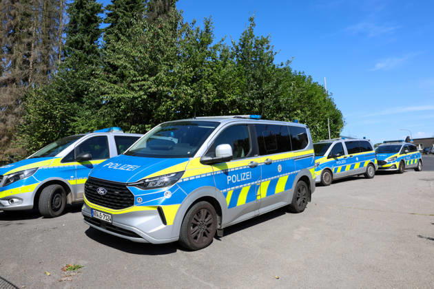 Verdächtiger Mann an Umspannwerk in Wuppertal-Ronsdorf entdeckt Aufmerksamen Zeugen fiel am Montagmorgen (07.09.2026) gegen 10:50 Uhr ein Mann mit Rucksack auf, welcher sich an einem Umspannwerk an der Lüttringhauser Straße in Wuppertal-Ronsdorf verdächtig verhielt. Nachdem er auf die Zeugen aufmerksam wurde, flüchtete er in ein angrenzendes Waldgebiet auf Remscheider Stadtgebiet, die Polizei löste aufgrund der aktuell angespannten Lage umgehend Großalarm aus. Kräfte aus Wuppertal und Remscheid umstellten das Waldgebiet und forderten weitere Kräfte zur Unterstützung an, daher kam auch eine Einsatzhundertschaft aus Dortmund zum Einsatz um den Wald zu durchsuchen. Neben zwei Polizeihubschraubern kam auch eine Drohne der Polizei zu