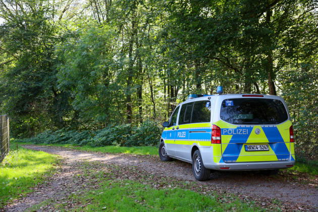 Verdächtiger Mann an Umspannwerk in Wuppertal-Ronsdorf entdeckt Aufmerksamen Zeugen fiel am Montagmorgen (07.09.2026) gegen 10:50 Uhr ein Mann mit Rucksack auf, welcher sich an einem Umspannwerk an der Lüttringhauser Straße in Wuppertal-Ronsdorf verdächtig verhielt. Nachdem er auf die Zeugen aufmerksam wurde, flüchtete er in ein angrenzendes Waldgebiet auf Remscheider Stadtgebiet, die Polizei löste aufgrund der aktuell angespannten Lage umgehend Großalarm aus. Kräfte aus Wuppertal und Remscheid umstellten das Waldgebiet und forderten weitere Kräfte zur Unterstützung an, daher kam auch eine Einsatzhundertschaft aus Dortmund zum Einsatz um den Wald zu durchsuchen. Neben zwei Polizeihubschraubern kam auch eine Drohne der Polizei zu