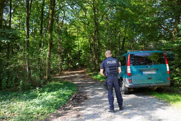 Verdächtiger Mann an Umspannwerk in Wuppertal-Ronsdorf entdeckt Aufmerksamen Zeugen fiel am Montagmorgen (07.09.2026) gegen 10:50 Uhr ein Mann mit Rucksack auf, welcher sich an einem Umspannwerk an der Lüttringhauser Straße in Wuppertal-Ronsdorf verdächtig verhielt. Nachdem er auf die Zeugen aufmerksam wurde, flüchtete er in ein angrenzendes Waldgebiet auf Remscheider Stadtgebiet, die Polizei löste aufgrund der aktuell angespannten Lage umgehend Großalarm aus. Kräfte aus Wuppertal und Remscheid umstellten das Waldgebiet und forderten weitere Kräfte zur Unterstützung an, daher kam auch eine Einsatzhundertschaft aus Dortmund zum Einsatz um den Wald zu durchsuchen. Neben zwei Polizeihubschraubern kam auch eine Drohne der Polizei zu