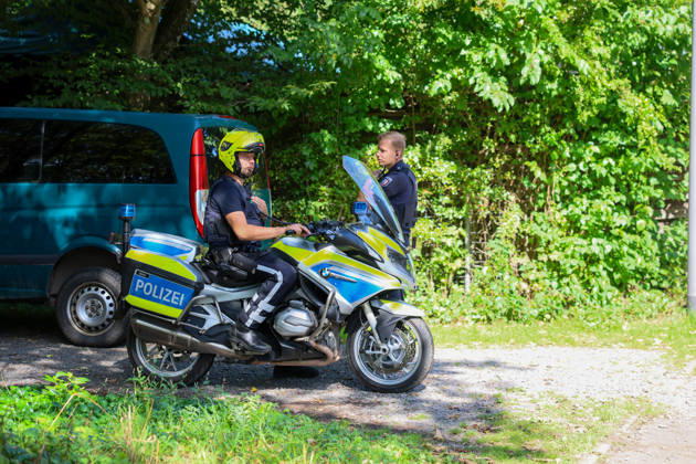 Verdächtiger Mann an Umspannwerk in Wuppertal-Ronsdorf entdeckt Aufmerksamen Zeugen fiel am Montagmorgen (07.09.2026) gegen 10:50 Uhr ein Mann mit Rucksack auf, welcher sich an einem Umspannwerk an der Lüttringhauser Straße in Wuppertal-Ronsdorf verdächtig verhielt. Nachdem er auf die Zeugen aufmerksam wurde, flüchtete er in ein angrenzendes Waldgebiet auf Remscheider Stadtgebiet, die Polizei löste aufgrund der aktuell angespannten Lage umgehend Großalarm aus. Kräfte aus Wuppertal und Remscheid umstellten das Waldgebiet und forderten weitere Kräfte zur Unterstützung an, daher kam auch eine Einsatzhundertschaft aus Dortmund zum Einsatz um den Wald zu durchsuchen. Neben zwei Polizeihubschraubern kam auch eine Drohne der Polizei zu