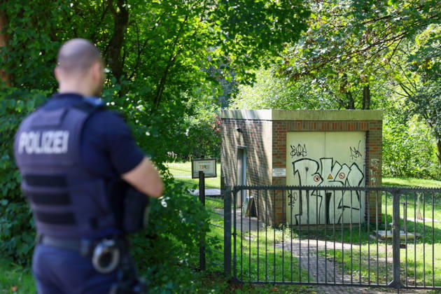 Verdächtiger Mann an Umspannwerk in Wuppertal-Ronsdorf entdeckt Aufmerksamen Zeugen fiel am Montagmorgen (07.09.2026) gegen 10:50 Uhr ein Mann mit Rucksack auf, welcher sich an einem Umspannwerk an der Lüttringhauser Straße in Wuppertal-Ronsdorf verdächtig verhielt. Nachdem er auf die Zeugen aufmerksam wurde, flüchtete er in ein angrenzendes Waldgebiet auf Remscheider Stadtgebiet, die Polizei löste aufgrund der aktuell angespannten Lage umgehend Großalarm aus. Kräfte aus Wuppertal und Remscheid umstellten das Waldgebiet und forderten weitere Kräfte zur Unterstützung an, daher kam auch eine Einsatzhundertschaft aus Dortmund zum Einsatz um den Wald zu durchsuchen. Neben zwei Polizeihubschraubern kam auch eine Drohne der Polizei zu