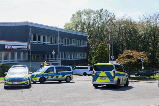 Verdächtiger Mann an Umspannwerk in Wuppertal-Ronsdorf entdeckt Aufmerksamen Zeugen fiel am Montagmorgen (07.09.2026) gegen 10:50 Uhr ein Mann mit Rucksack auf, welcher sich an einem Umspannwerk an der Lüttringhauser Straße in Wuppertal-Ronsdorf verdächtig verhielt. Nachdem er auf die Zeugen aufmerksam wurde, flüchtete er in ein angrenzendes Waldgebiet auf Remscheider Stadtgebiet, die Polizei löste aufgrund der aktuell angespannten Lage umgehend Großalarm aus. Kräfte aus Wuppertal und Remscheid umstellten das Waldgebiet und forderten weitere Kräfte zur Unterstützung an, daher kam auch eine Einsatzhundertschaft aus Dortmund zum Einsatz um den Wald zu durchsuchen. Neben zwei Polizeihubschraubern kam auch eine Drohne der Polizei zu