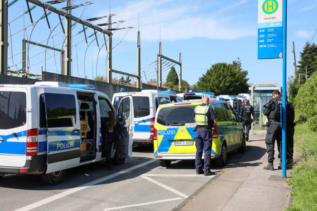 Verdächtiger Mann an Umspannwerk in Wuppertal-Ronsdorf entdeckt Aufmerksamen Zeugen fiel am Montagmorgen (07.09.2026) gegen 10:50 Uhr ein Mann mit Rucksack auf, welcher sich an einem Umspannwerk an der Lüttringhauser Straße in Wuppertal-Ronsdorf verdächtig verhielt. Nachdem er auf die Zeugen aufmerksam wurde, flüchtete er in ein angrenzendes Waldgebiet auf Remscheider Stadtgebiet, die Polizei löste aufgrund der aktuell angespannten Lage umgehend Großalarm aus. Kräfte aus Wuppertal und Remscheid umstellten das Waldgebiet und forderten weitere Kräfte zur Unterstützung an, daher kam auch eine Einsatzhundertschaft aus Dortmund zum Einsatz um den Wald zu durchsuchen. Neben zwei Polizeihubschraubern kam auch eine Drohne der Polizei zu