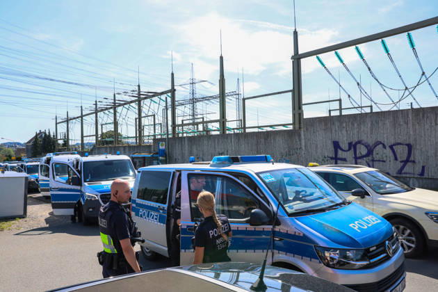 Verdächtiger Mann an Umspannwerk in Wuppertal-Ronsdorf entdeckt Aufmerksamen Zeugen fiel am Montagmorgen (07.09.2026) gegen 10:50 Uhr ein Mann mit Rucksack auf, welcher sich an einem Umspannwerk an der Lüttringhauser Straße in Wuppertal-Ronsdorf verdächtig verhielt. Nachdem er auf die Zeugen aufmerksam wurde, flüchtete er in ein angrenzendes Waldgebiet auf Remscheider Stadtgebiet, die Polizei löste aufgrund der aktuell angespannten Lage umgehend Großalarm aus. Kräfte aus Wuppertal und Remscheid umstellten das Waldgebiet und forderten weitere Kräfte zur Unterstützung an, daher kam auch eine Einsatzhundertschaft aus Dortmund zum Einsatz um den Wald zu durchsuchen. Neben zwei Polizeihubschraubern kam auch eine Drohne der Polizei zu