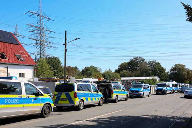 Verdächtiger Mann an Umspannwerk in Wuppertal-Ronsdorf entdeckt Aufmerksamen Zeugen fiel am Montagmorgen (07.09.2026) gegen 10:50 Uhr ein Mann mit Rucksack auf, welcher sich an einem Umspannwerk an der Lüttringhauser Straße in Wuppertal-Ronsdorf verdächtig verhielt. Nachdem er auf die Zeugen aufmerksam wurde, flüchtete er in ein angrenzendes Waldgebiet auf Remscheider Stadtgebiet, die Polizei löste aufgrund der aktuell angespannten Lage umgehend Großalarm aus. Kräfte aus Wuppertal und Remscheid umstellten das Waldgebiet und forderten weitere Kräfte zur Unterstützung an, daher kam auch eine Einsatzhundertschaft aus Dortmund zum Einsatz um den Wald zu durchsuchen. Neben zwei Polizeihubschraubern kam auch eine Drohne der Polizei zu