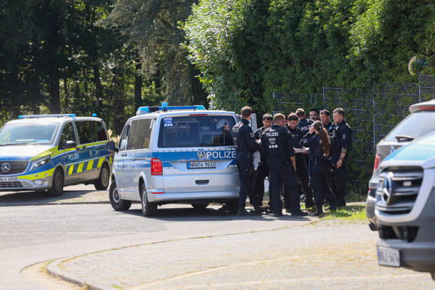 Verdächtiger Mann an Umspannwerk in Wuppertal-Ronsdorf entdeckt Aufmerksamen Zeugen fiel am Montagmorgen (07.09.2026) gegen 10:50 Uhr ein Mann mit Rucksack auf, welcher sich an einem Umspannwerk an der Lüttringhauser Straße in Wuppertal-Ronsdorf verdächtig verhielt. Nachdem er auf die Zeugen aufmerksam wurde, flüchtete er in ein angrenzendes Waldgebiet auf Remscheider Stadtgebiet, die Polizei löste aufgrund der aktuell angespannten Lage umgehend Großalarm aus. Kräfte aus Wuppertal und Remscheid umstellten das Waldgebiet und forderten weitere Kräfte zur Unterstützung an, daher kam auch eine Einsatzhundertschaft aus Dortmund zum Einsatz um den Wald zu durchsuchen. Neben zwei Polizeihubschraubern kam auch eine Drohne der Polizei zu