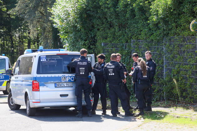 Verdächtiger Mann an Umspannwerk in Wuppertal-Ronsdorf entdeckt Aufmerksamen Zeugen fiel am Montagmorgen (07.09.2026) gegen 10:50 Uhr ein Mann mit Rucksack auf, welcher sich an einem Umspannwerk an der Lüttringhauser Straße in Wuppertal-Ronsdorf verdächtig verhielt. Nachdem er auf die Zeugen aufmerksam wurde, flüchtete er in ein angrenzendes Waldgebiet auf Remscheider Stadtgebiet, die Polizei löste aufgrund der aktuell angespannten Lage umgehend Großalarm aus. Kräfte aus Wuppertal und Remscheid umstellten das Waldgebiet und forderten weitere Kräfte zur Unterstützung an, daher kam auch eine Einsatzhundertschaft aus Dortmund zum Einsatz um den Wald zu durchsuchen. Neben zwei Polizeihubschraubern kam auch eine Drohne der Polizei zu