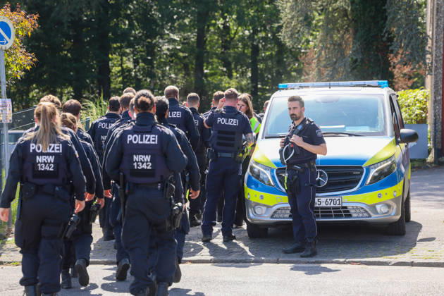 Verdächtiger Mann an Umspannwerk in Wuppertal-Ronsdorf entdeckt Aufmerksamen Zeugen fiel am Montagmorgen (07.09.2026) gegen 10:50 Uhr ein Mann mit Rucksack auf, welcher sich an einem Umspannwerk an der Lüttringhauser Straße in Wuppertal-Ronsdorf verdächtig verhielt. Nachdem er auf die Zeugen aufmerksam wurde, flüchtete er in ein angrenzendes Waldgebiet auf Remscheider Stadtgebiet, die Polizei löste aufgrund der aktuell angespannten Lage umgehend Großalarm aus. Kräfte aus Wuppertal und Remscheid umstellten das Waldgebiet und forderten weitere Kräfte zur Unterstützung an, daher kam auch eine Einsatzhundertschaft aus Dortmund zum Einsatz um den Wald zu durchsuchen. Neben zwei Polizeihubschraubern kam auch eine Drohne der Polizei zu