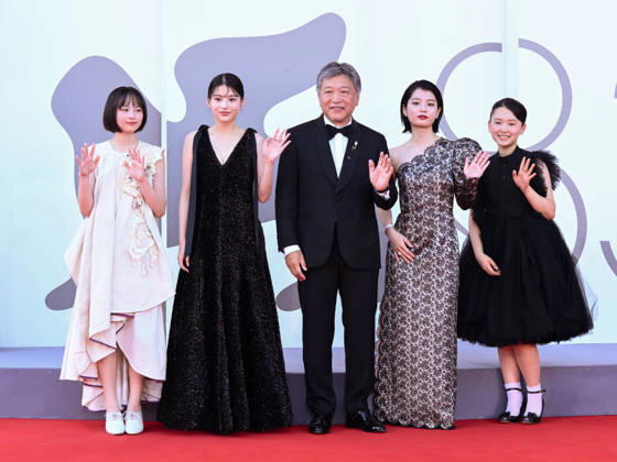 IPA88243247 - Venice, 83rd Venice International Film Festival 2026 - Night 6 - Red Carpet for the film LOOK BACK - Pictured: Furi Nanase, Natsuki Deguchi, Hirokazu Koreeda, Aju Makita, Rokka Okada  Copyright: xAlbertoxTerenghix xPoolxPhotoxEventsx08x IPA88243247