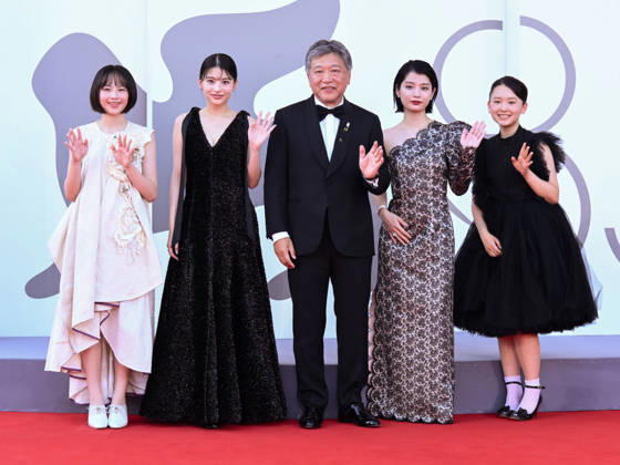 IPA88243249 - Venice, 83rd Venice International Film Festival 2026 - Night 6 - Red Carpet for the film *LOOK BACK* - Pictured: Furi Nanase, Natsuki Deguchi, Hirokazu Koreeda, Aju Makita, Rokka Okada  Copyright: xAlbertoxTerenghix xPoolxPhotoxEventsx08x IPA88243249