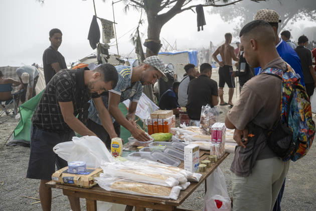 Settlements Continue on El Trampolín Beach Food distribution on El Trampolín Beach, September 7, 2026, in Ceuta, Spain. Despite having been evicted, the camp on El Trampolín Beach resembles a makeshift city and remains occupied by people who continue to arrive in Ceuta. SEPTEMBER 7, 2026 Ceuta, Spain  Copyright: xMarcosxMorenox 7756375
