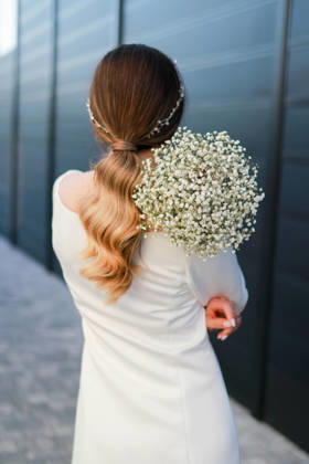 Bride from behind holding babys breath bouquet Kraków, Lesser Poland Voivodeship, Poland R_RPOP260826-2113492-01 ,model released, Symbolfoto ,property released