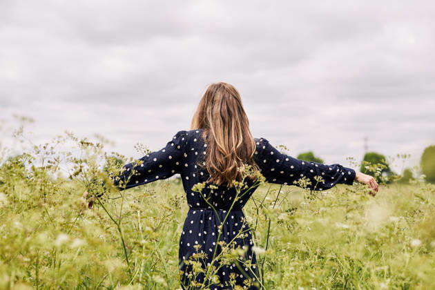 Woman in a polka dot dress standing in a field London, England, United Kingdom R_RVJWVK260902BC-2118406-01 EDITORIAL USE ONLY ,model released, Symbolfoto ,property released
