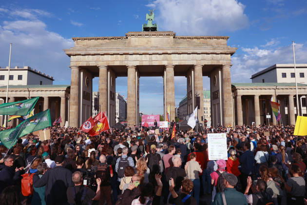 Rally with the slogan Time to Act: Stop the AfD in front of the Brandenburg Gate, Platz des 18. März, in Berlin. Photo taken on September 7, 2026. The rally was organized by the campaign group Campact and Fridays for Future in response to the AfD’s victory in yesterday’s Copyright: epd-bild HansxScherhaufer epd-Demo_Landtagswahl1-kopieren
