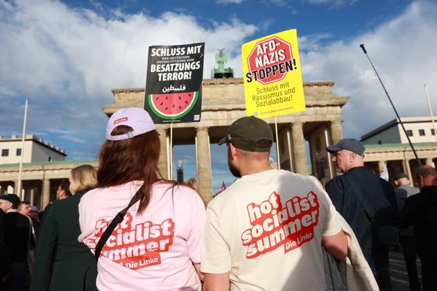 Supporters of the Left Party hold signs with anti-AfD slogans at the start of a rally with the slogan Time to Act: Stop the AfD in front of the Brandenburg Gate, Platz des Copyright: epd-bild HansxScherhaufer epd-Demo_Landtagswahl3-kopieren