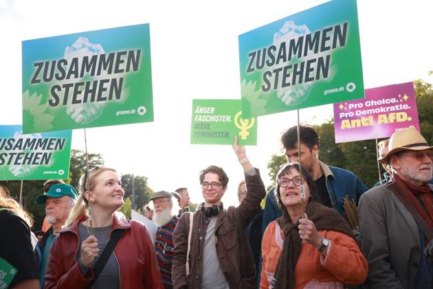 Supporters of the Alliance 90 The Greens party hold signs at the start of a rally with the slogan Time to Act, Stop the AfD in front of the Brandenburg Gate, Platz des 18. März, in Berlin Copyright: epd-bild HansxScherhaufer epd-Demo_Landtagswahl4-kopieren