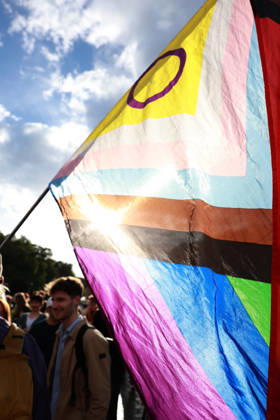 Participants hold a rainbow flag at the start of a rally with the slogan Time to Act: Stop the AfD in front of the Brandenburg Gate, Platz des 18. März, in Berlin. Photo from September 7, 2026. The rally was organi Copyright: epd-bild HansxScherhaufer epd-Demo_Landtagswahl8-kopieren