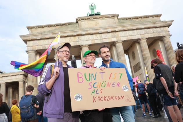 Participants hold a cardboard sign reading Colorful is better than shitty brown at the start of a rally with the slogan Time to Act: Stop the AfD in front of the Bra Copyright: epd-bild HansxScherhaufer epd-Demo_Landtagswahl9-kopieren
