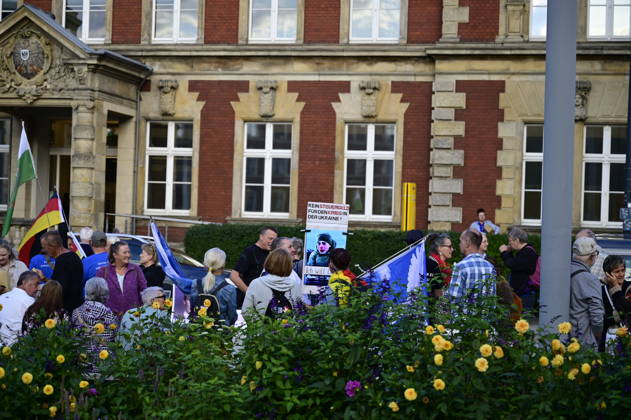 The traditional Monday demonstration in Görlitz, held today under the slogan 1,000 for Görlitz: Together, Peacefully, Visibly, with the stated goal of reaching the milestone of 1,000 participants at Postplatz. Background: The weekly Monday demonstrations in Görlitz are held under slogans call Copyright: xMatthiasxWehnertx
