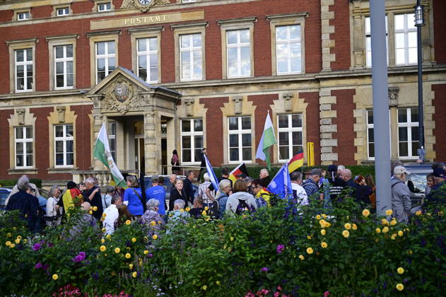 The traditional Monday demonstration in Görlitz, with today’s slogan 1,000 for Görlitz: Together, Peacefully, Visibly, aims to reach the milestone of 1,000 participants at Postplatz. Background: The weekly Monday demonstrations in Görlitz are held under slogans calling for peace, freedom, and Copyright: xMatthiasxWehnertx