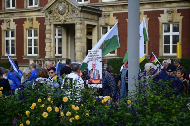 The traditional Görlitz Monday demonstration, with today’s slogan 1,000 for Görlitz—Together, Peacefully, Visibly, aims to reach the milestone of 1,000 participants at Postplatz. Background: The weekly Monday demonstrations in Görlitz are held under slogans calling for peace, freedom, and dem Copyright: xMatthiasxWehnertx
