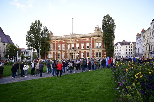 The traditional Monday demonstration in Görlitz, held today under the slogan 1,000 for Görlitz: Together, Peacefully, Visibly, with the stated goal of reaching the milestone of 1,000 participants at Postplatz. Background: The weekly Monday demonstrations in Görlitz are held under slogans call Copyright: xMatthiasxWehnertx