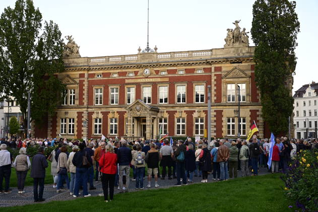 The traditional Monday demonstration in Görlitz, held today under the slogan 1,000 for Görlitz—Together, Peacefully, Visibly, with the stated goal of reaching the milestone of 1,000 participants at Postplatz. Background: The weekly Monday demonstrations in Görlitz are held under slogans calli Copyright: xMatthiasxWehnertx