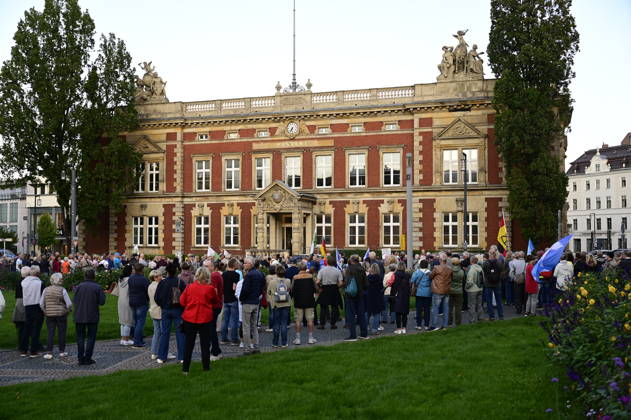 The traditional Monday demonstration in Görlitz, held today under the slogan 1,000 for Görlitz: Together, Peacefully, Visibly, with the stated goal of reaching the milestone of 1,000 participants on Postplatz. Background: The weekly Monday demonstrations in Görlitz are held under slogans call Copyright: xMatthiasxWehnertx