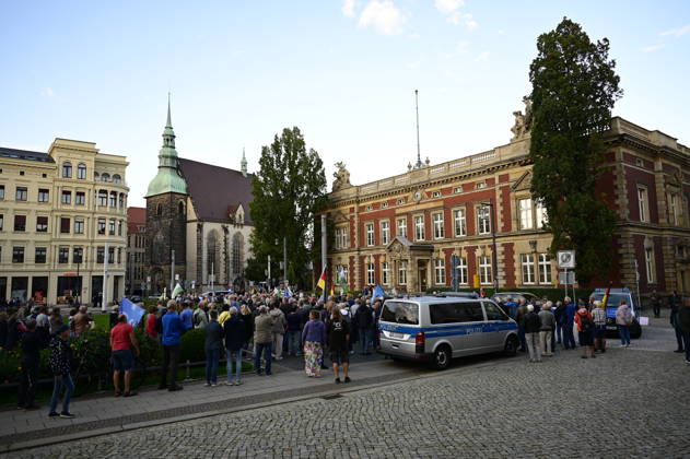 The traditional Monday demonstration in Görlitz, held today under the slogan 1,000 for Görlitz: Together, Peacefully, Visibly, with the stated goal of reaching the 1,000-participant mark at Postplatz. Background: The weekly Monday demonstrations in Görlitz are held under slogans calling for p Copyright: xMatthiasxWehnertx