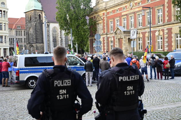 The traditional Monday demonstration in Görlitz, held today under the slogan 1,000 for Görlitz: Together, Peacefully, Visibly, with the stated goal of reaching the milestone of 1,000 participants at Postplatz. Background: The weekly Monday demonstrations in Görlitz are held under slogans call Copyright: xMatthiasxWehnertx